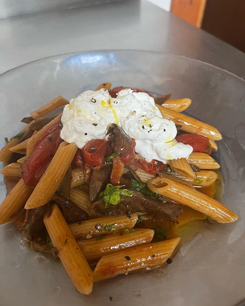 Penne carciofi, pancetta, pomodorini & stracciatella!
#pausapranzo