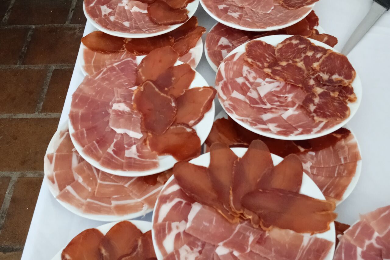 EL JAMON Y CAÑA DE LOMO NO PUEDE FALTAR!
