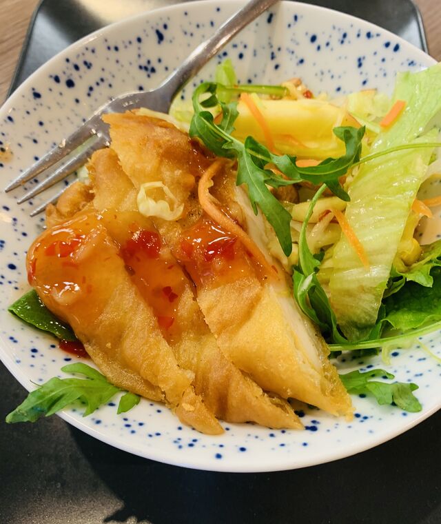 Action Herbst Angebot nur: -2.8€-
Unser Haus gemacht Frische Salat mit panierte Hähnchen Brust Filet dazu Soße.