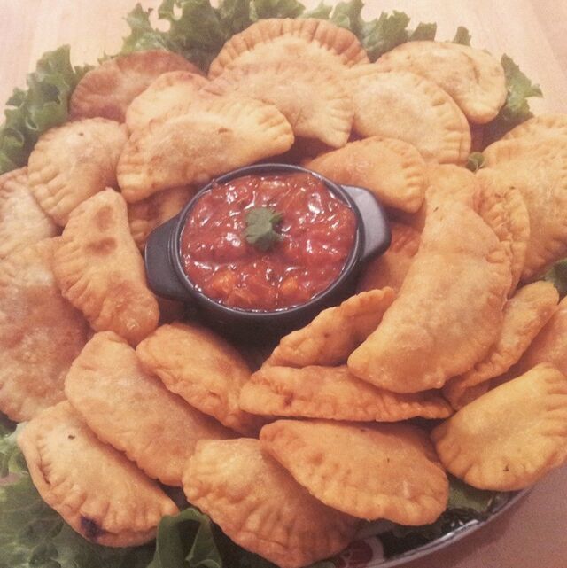 PASTELS : beignets farcie au thon ou à la viande hachée accompagnée de sa sauce à base de purée d’oignons et tomate
3,50€