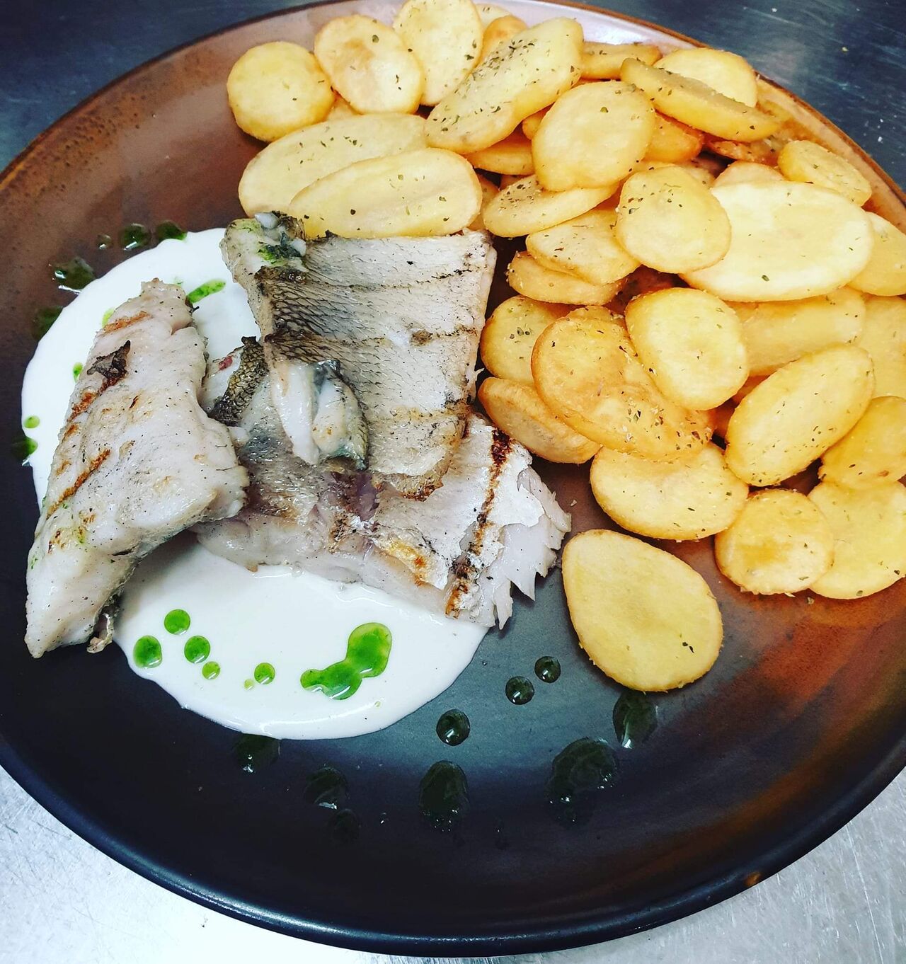 Zander filet mit Zitrone soße dazu Bratkartoffeln