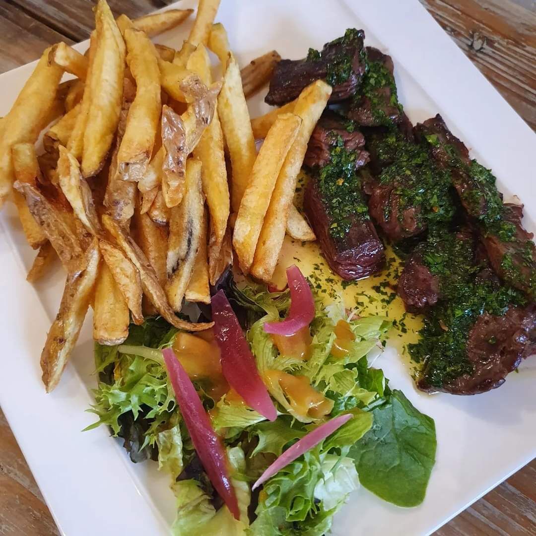 Entrecôte sauce chimichurri, frites fraîches maison 