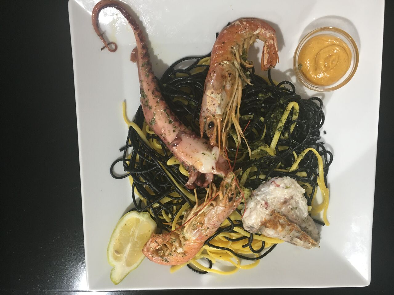 Tentacules de poulpe et linguines et pâtes à l encre de seiche