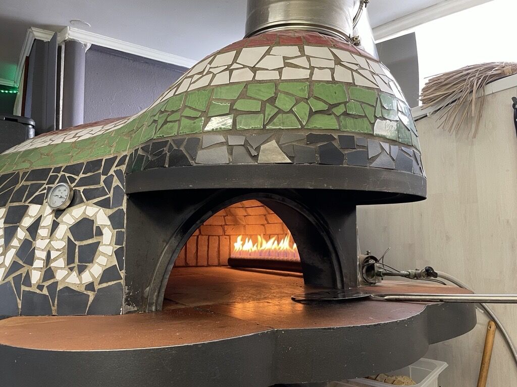 Pizza aus dem Backsteinoffen