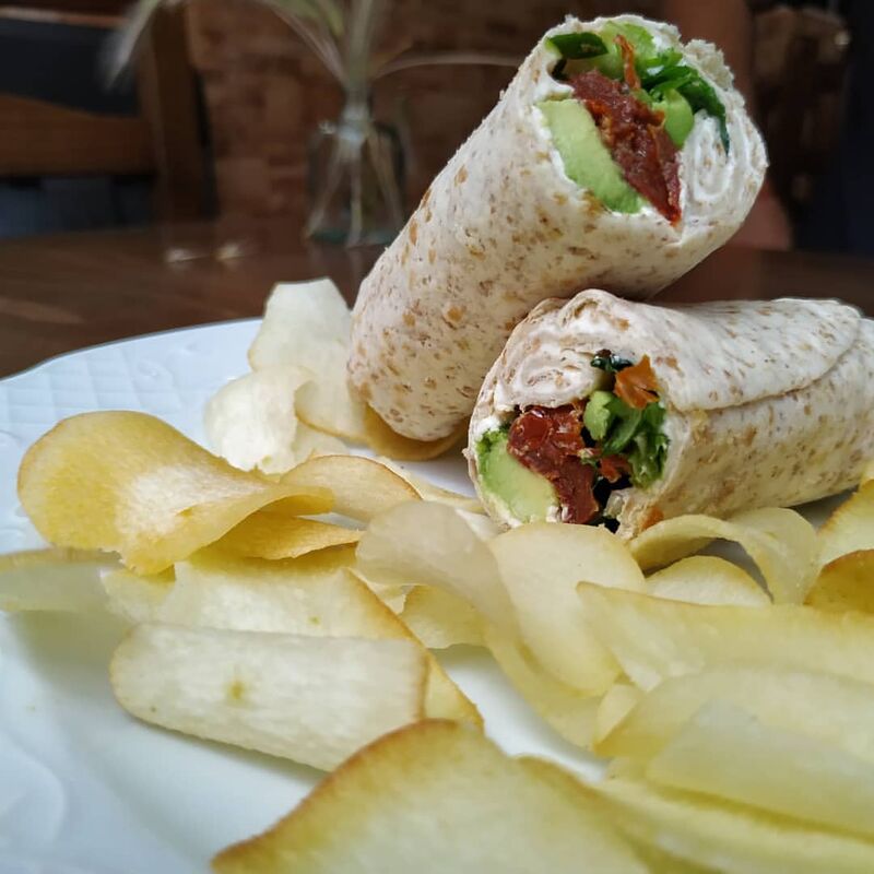 Wrap de salmón (Tortilla integral maxi, queso roquefort,nueces,canónigos, tomate deshidratado y salmón 