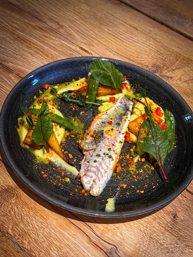 Filet de bar, crème de panais et son millefeuille de pommes de terre