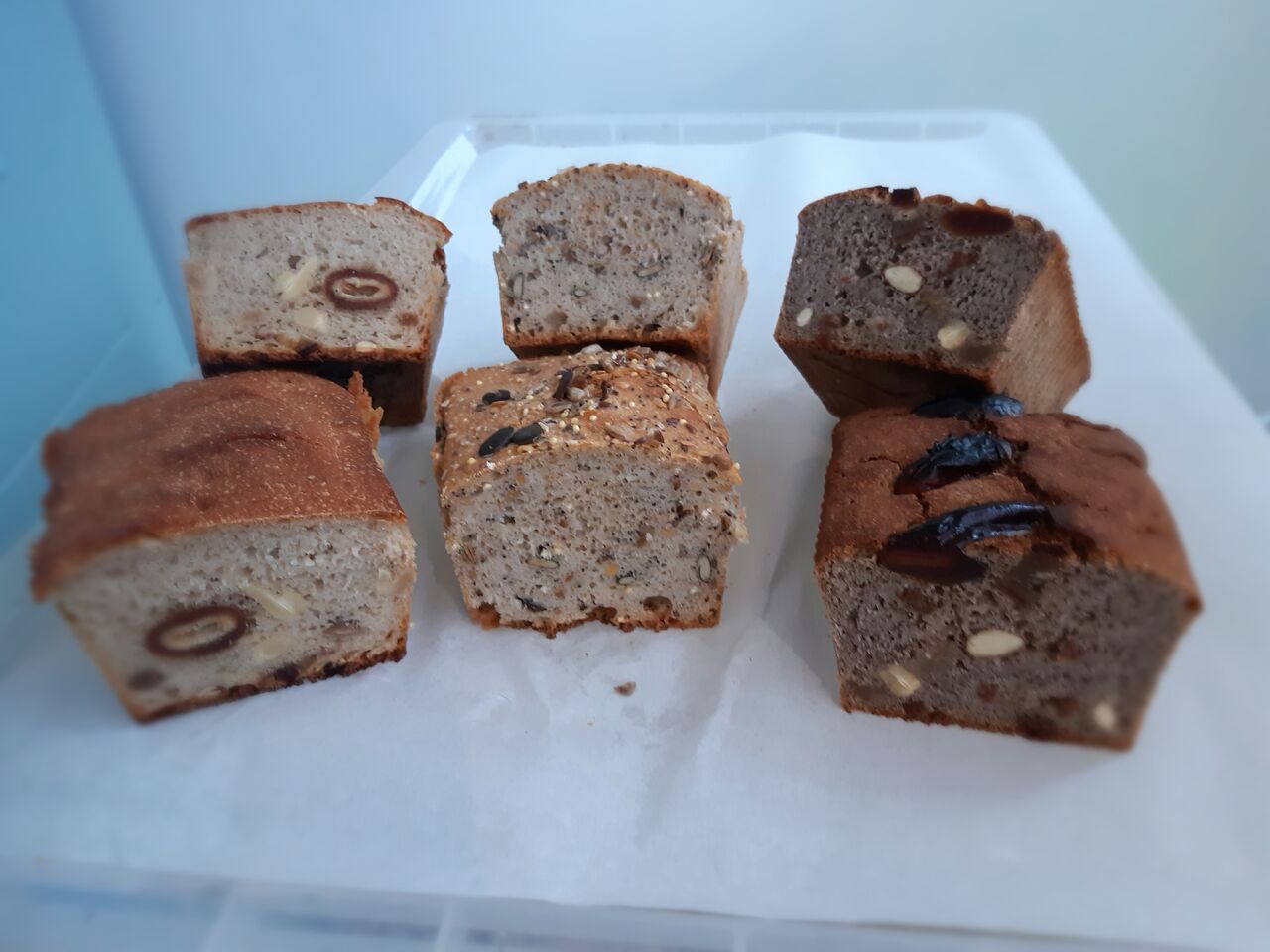 Pains : aux fruits (gauche), aux graines (milieu), sarrasin aux fruits (droite)