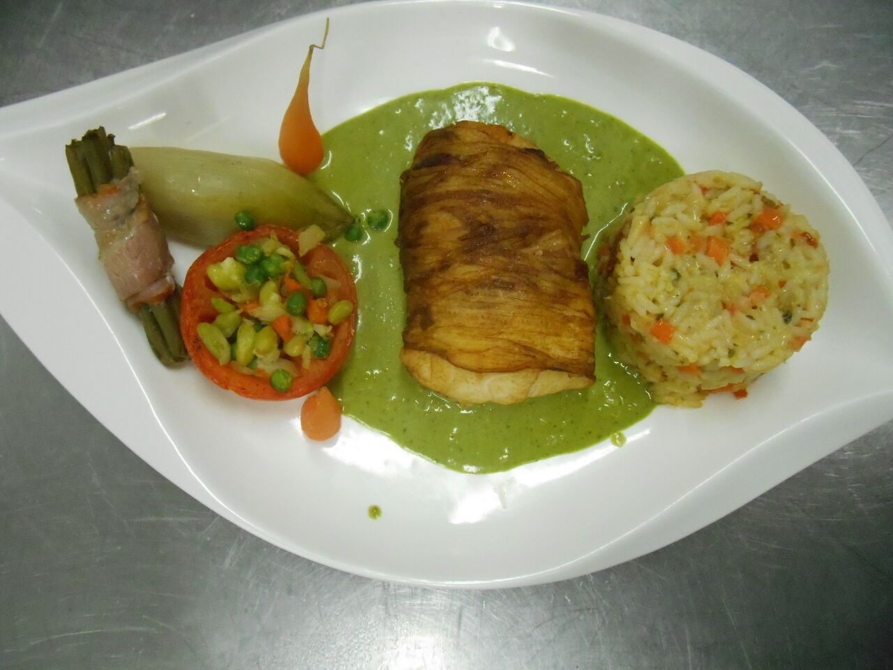 Dos de cabillaud en robe de spaghettis de pomme de terre, sauce au cresson et ses garnitures de légumes