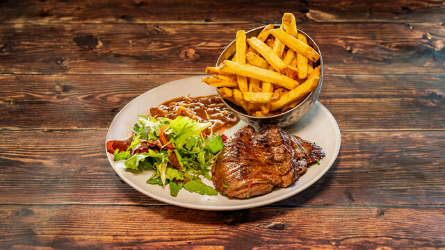 Bavette d'Aloyau, sauce échalotes, frites maison & salade