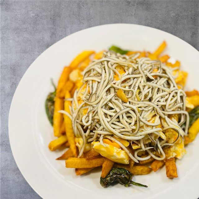 HUEVOS ROTOS CON GULAS