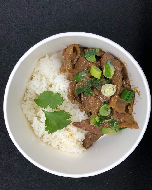 Boeuf aux oignons et riz thaï 