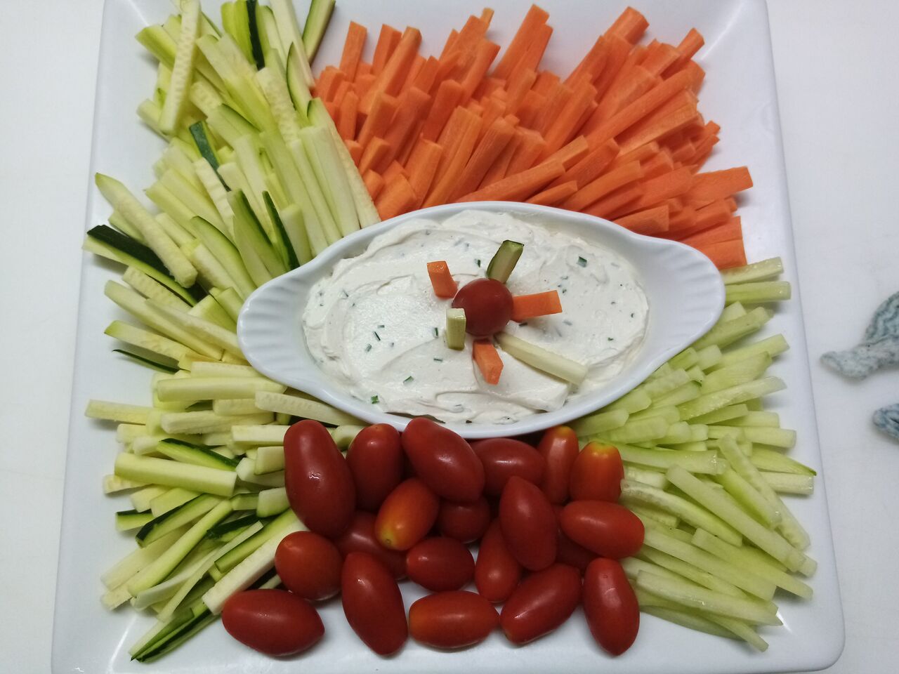légumes à croquer, courgette, concombre, tomate cerise, carotte ....sauce aux herbes fraiches ou anchoïade ou aïoli..