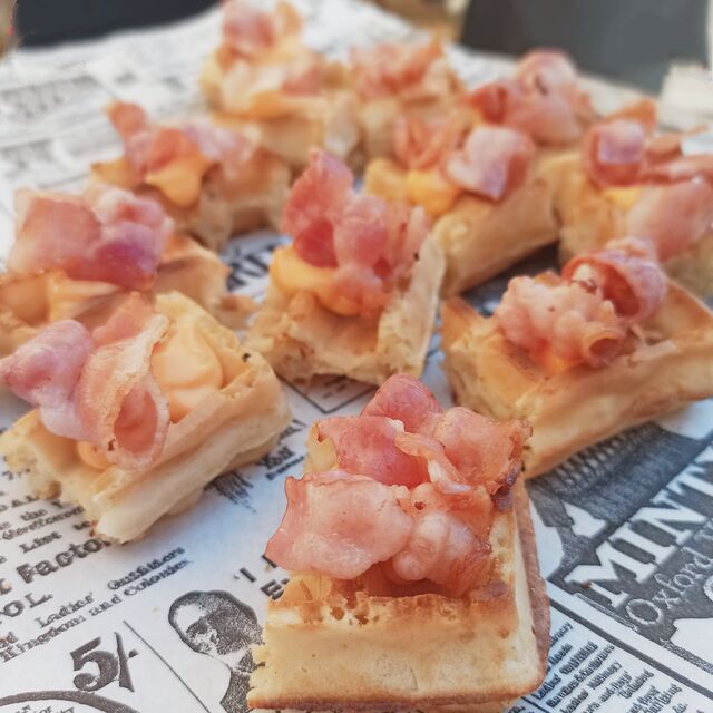 Minigofres de bacón crujiente con topping de queso