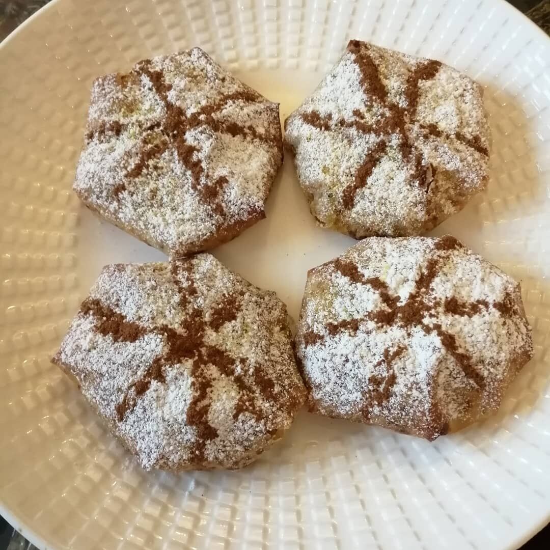 Pastila traditionnelle au poulet et amande décorée sucre glace et cannelle
