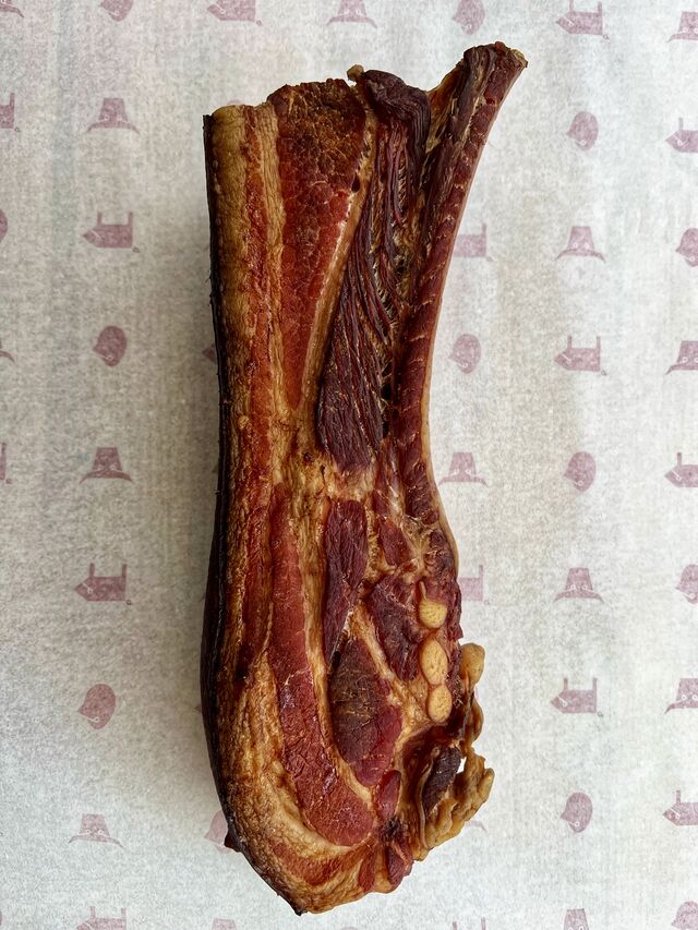 Uzený bůček s kostí