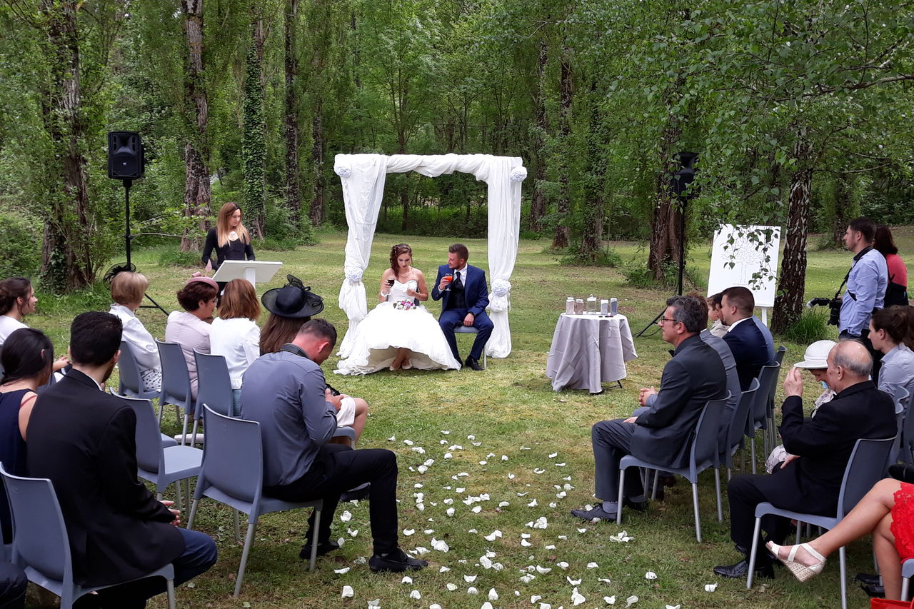 Cérémonie laïque dans un écrin de verdure...