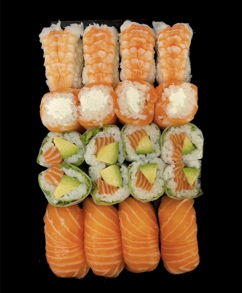 M2 ( 4 sushis crevette, 4 sushis saumon, 4 rolls and cheese, 8 verde maki saumon avocat ) 