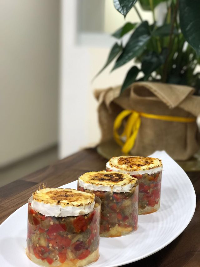 Timbal d'escalivada amb formatge de cabra