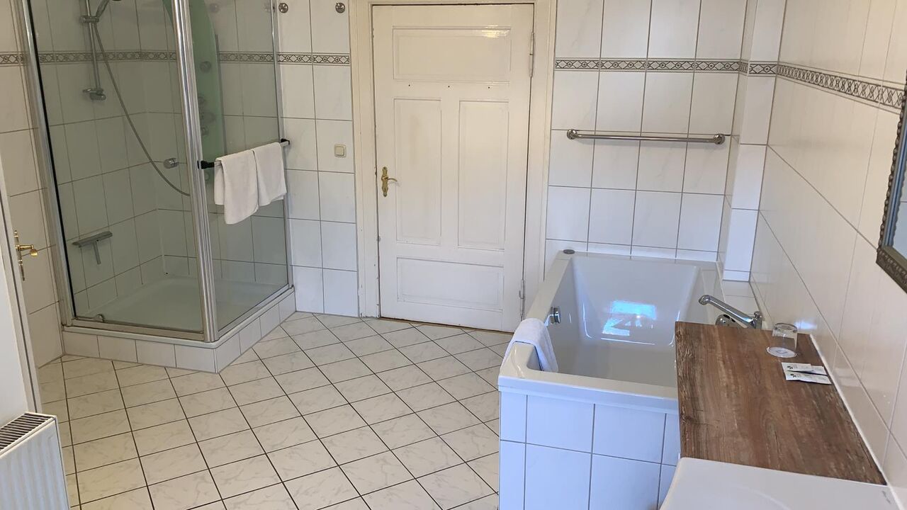 Familiensuite - Badezimmer mit Badewanne und Dusche