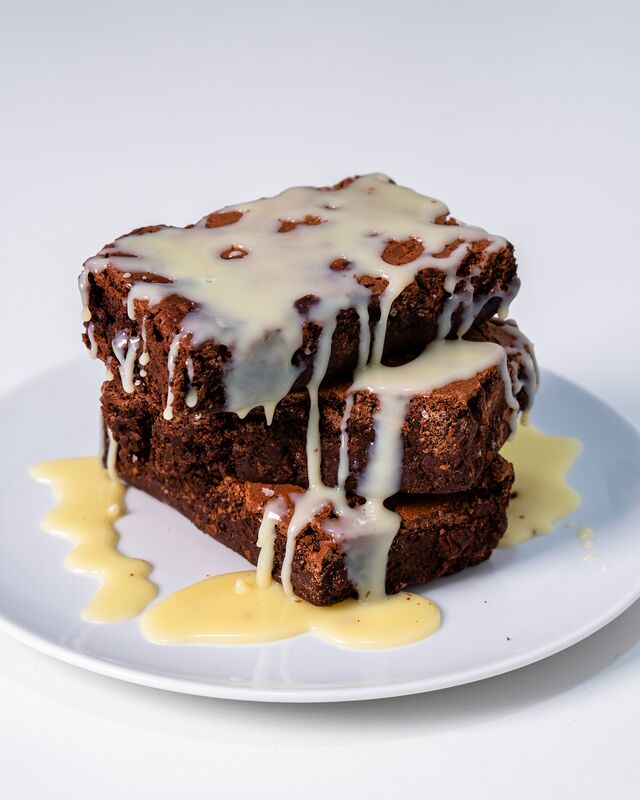 BROWNIE DE CHOCOLATE NEGRO CON SALSA DE CHOCOLATE BLANCO.