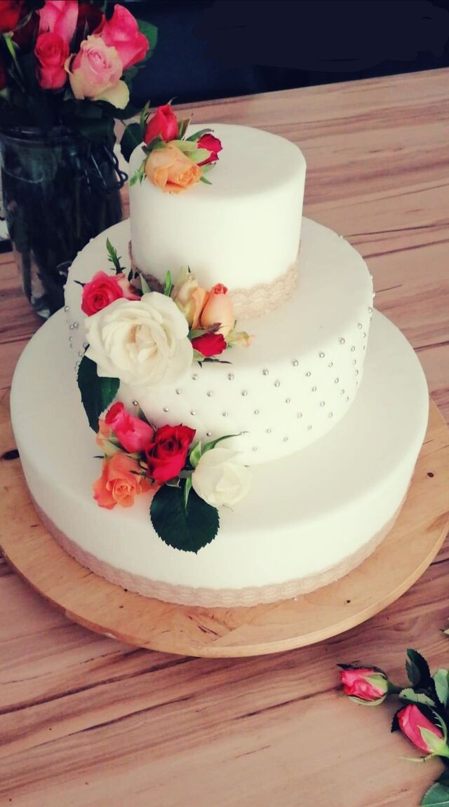 Wedding cake 60 personnes
Base nature crème pâtissière vanille curd fraise avec fraises fraîche 