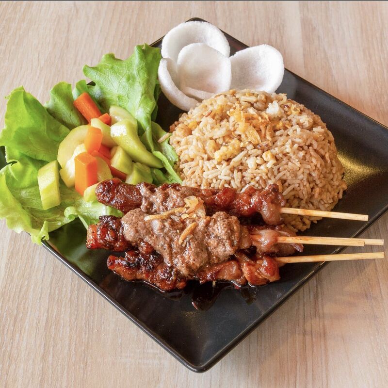 Nasi goreng ayam (riz sauté aux poulets)