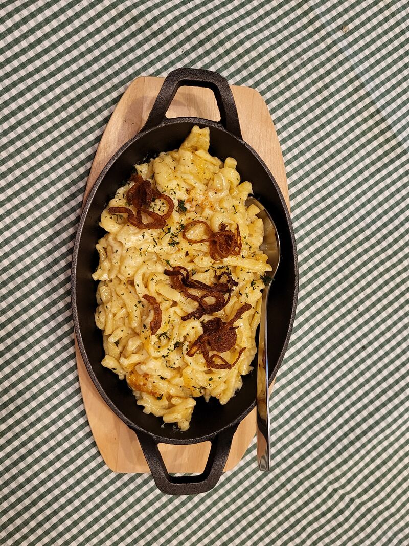 Feine Käsespätzle mit Selbstgemachten Röstzwiebeln und Salat