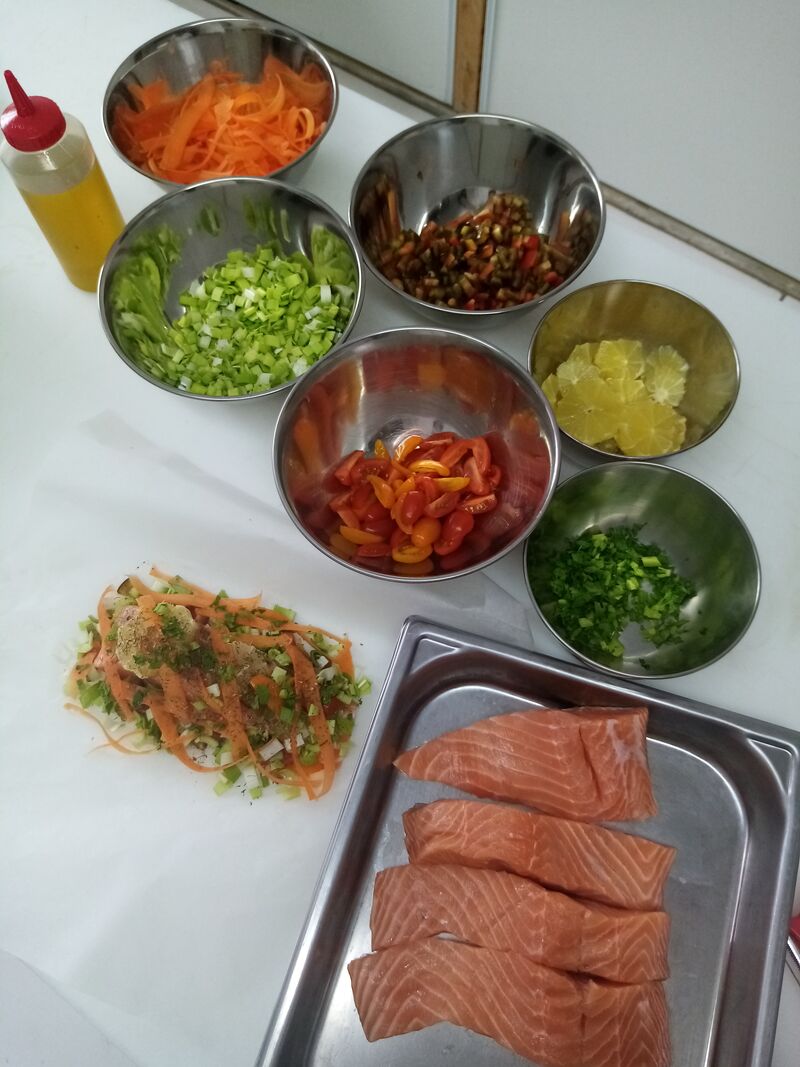 plat à emporter: papillote de saumon frais aux légumes craquants