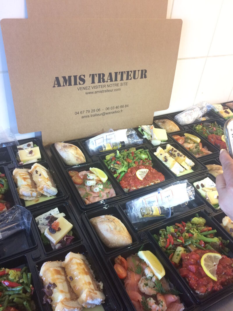 Amis Traiteur travail sous le signe de la praticité, tout en honorant son savoir faire, en alliant les deux !