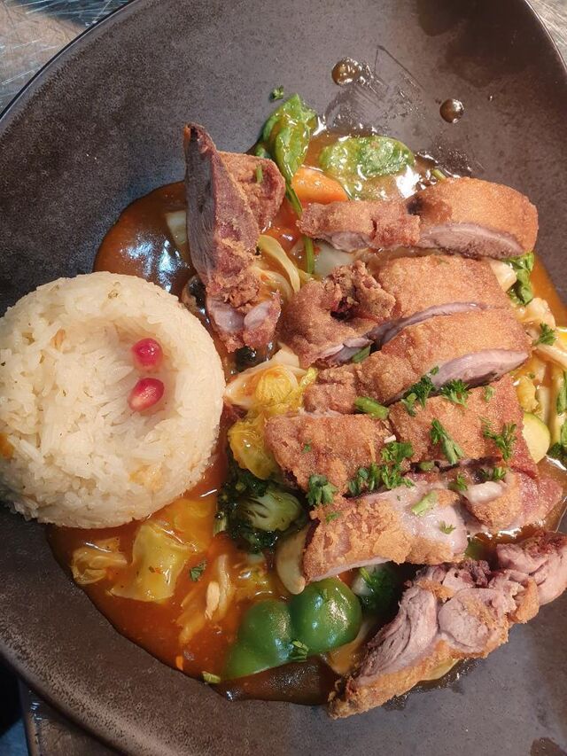 Knusprige Entenbrust mit frischem Gemüse und Reis!