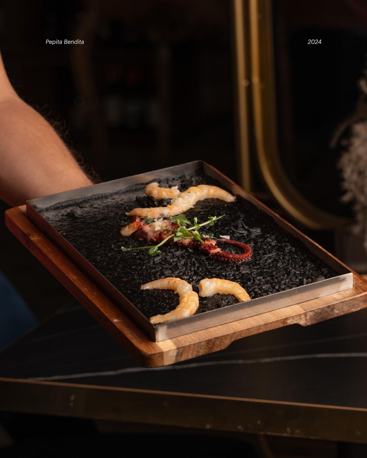 Arroz seco negro con pulpo y gamba.