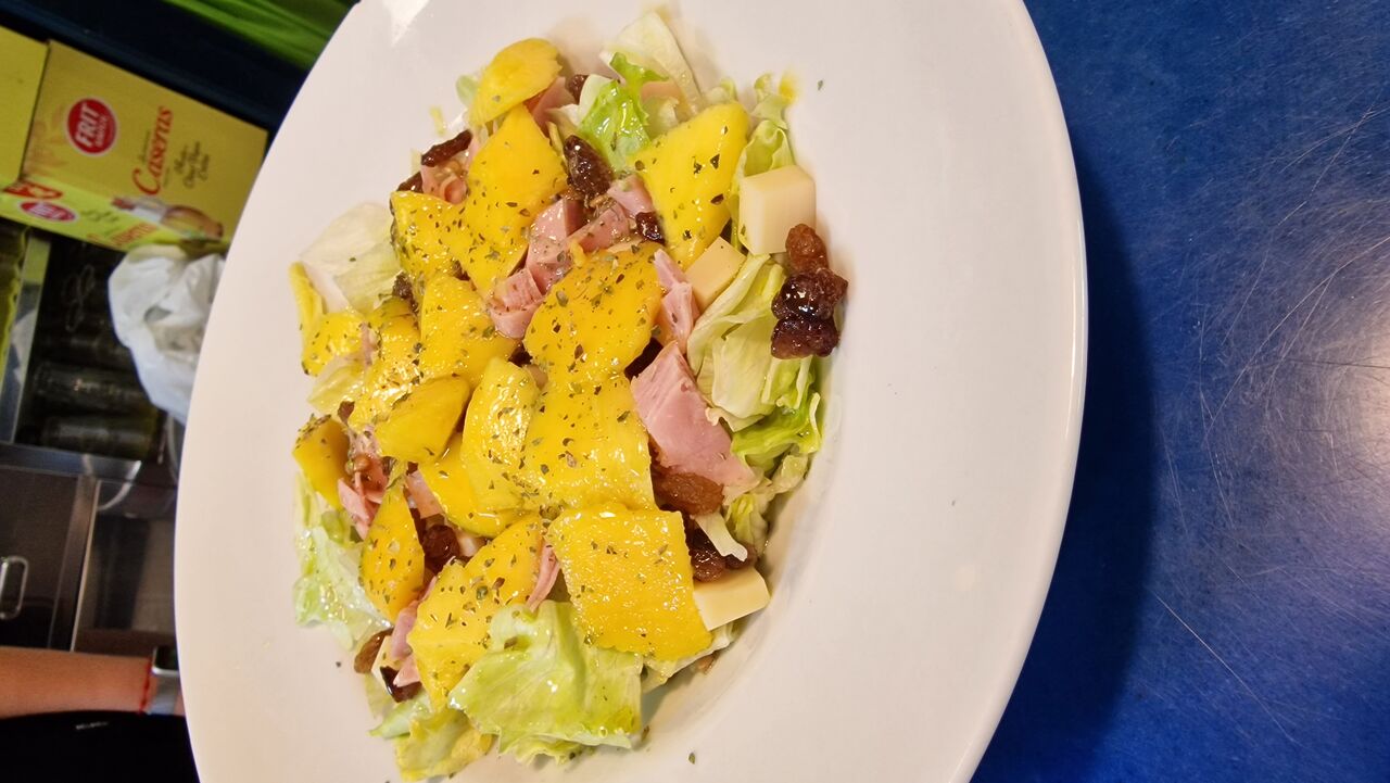 Ensalada primavera con mango y queso enmental