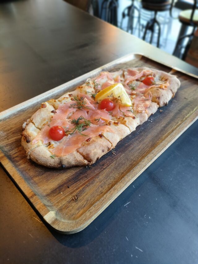Pinsa Salmone ( pâte maison, crème, mozzarella, saumon frais, citron, tomates cerises, aneth)