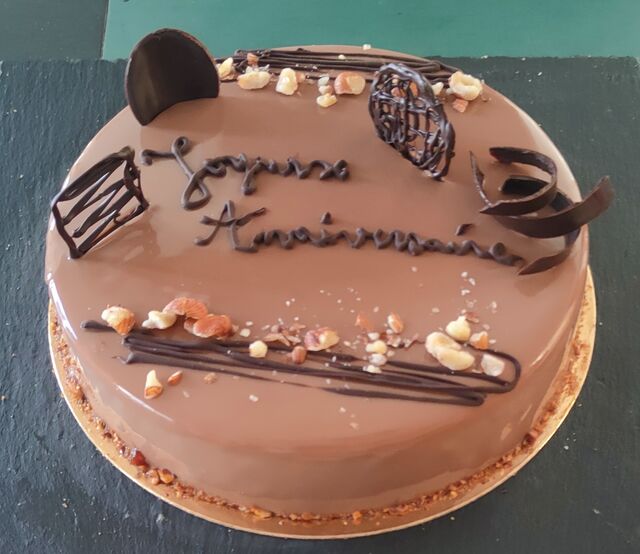 Entremets noisettes - praliné GLACAGE MIROIR (noisettes, mousse au praliné, et croustillant feuilleté au praliné)
