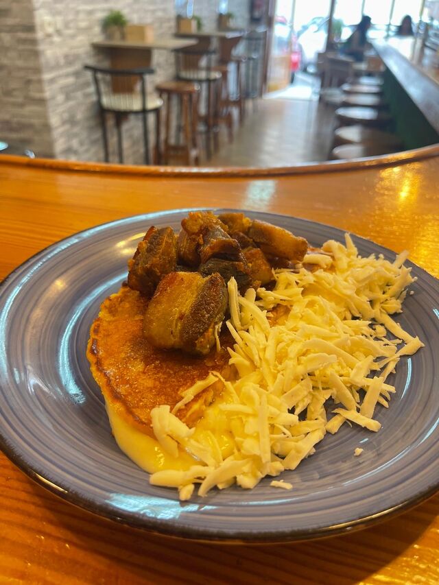 Cachapa con chicharrón 