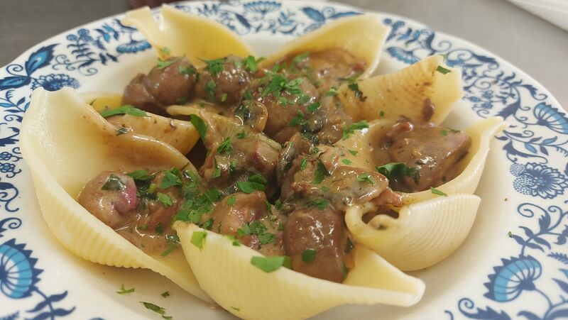 Rognons à la crème de champignons et Conchiglionni