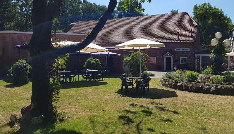 Blick durch den Garten zum Eingang