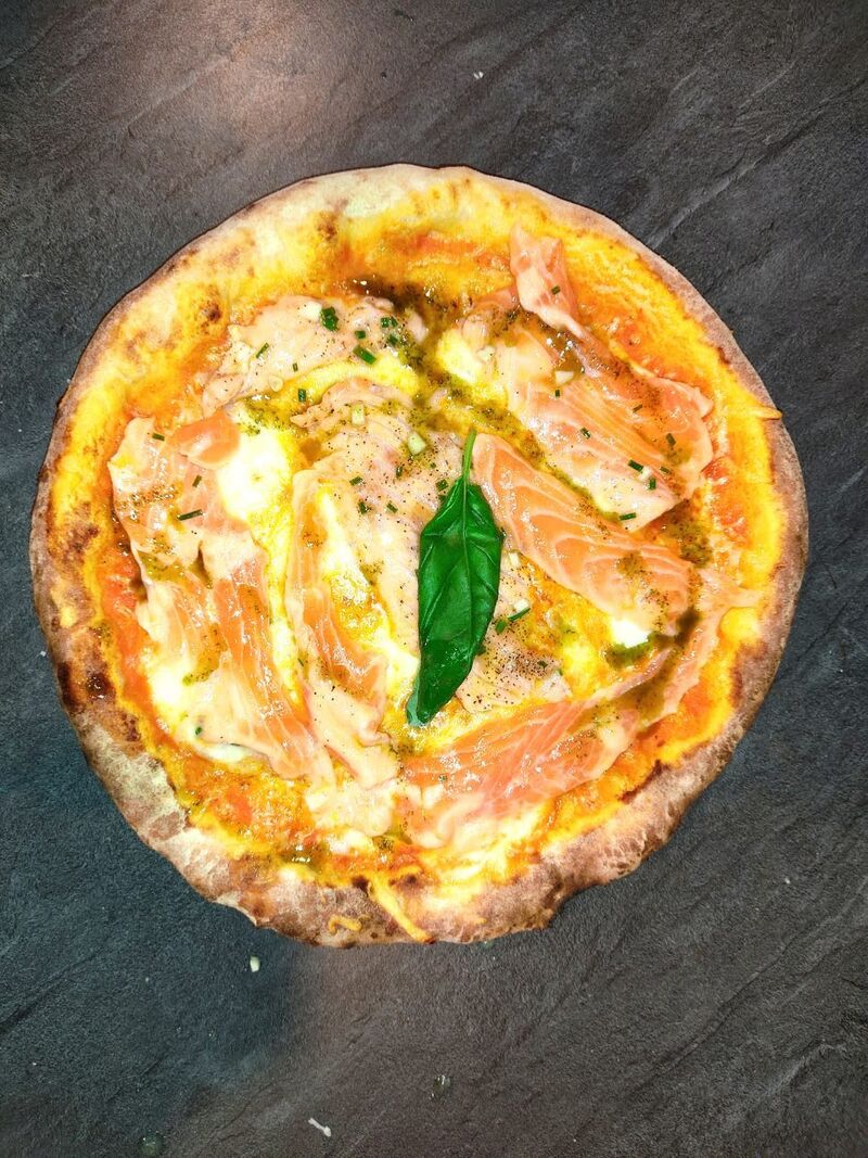 La Norvégienne : base crème, Saumon mariné Mozzarella et huile d'olive basilique