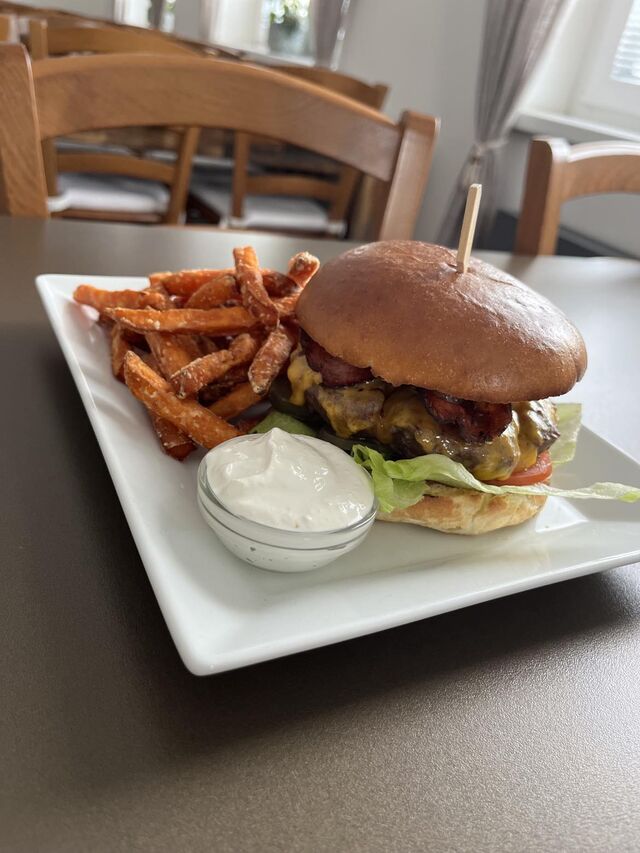 Hovězí hamburger, batátové brambory