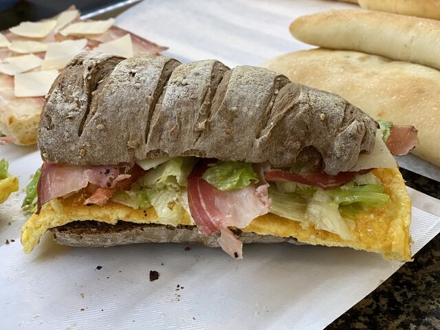 Panino 7 ceriali con uovo pancetta insalata pomodoro e mozzarella di bufala