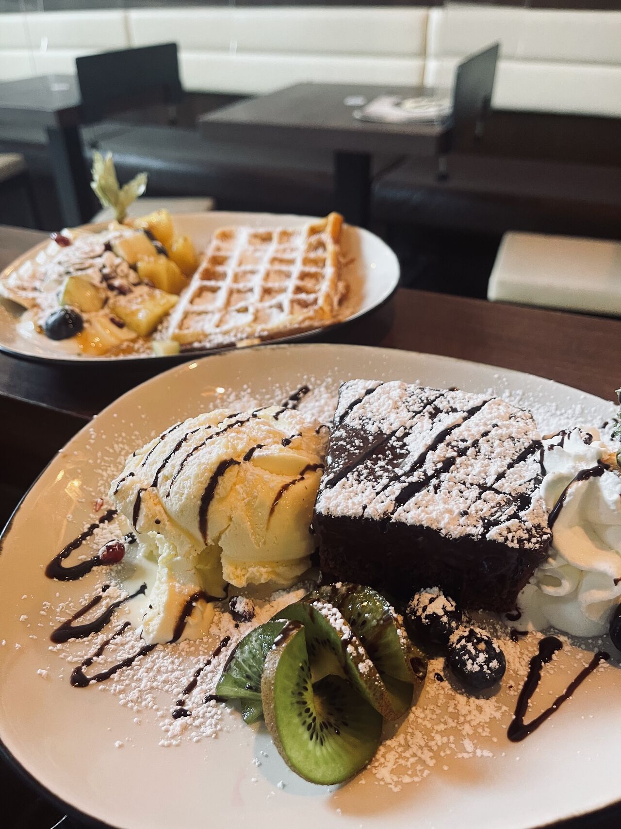 Brownie mit Vanilleeis und Sahne