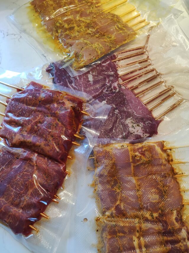 altijd te bestellen: de lekker stokjes van BikkeBas.
Kip, lams, varkens of steak. 