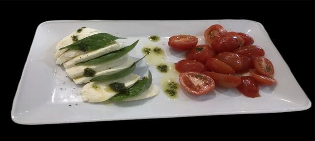 Salada Caprese com molho especial caseiro