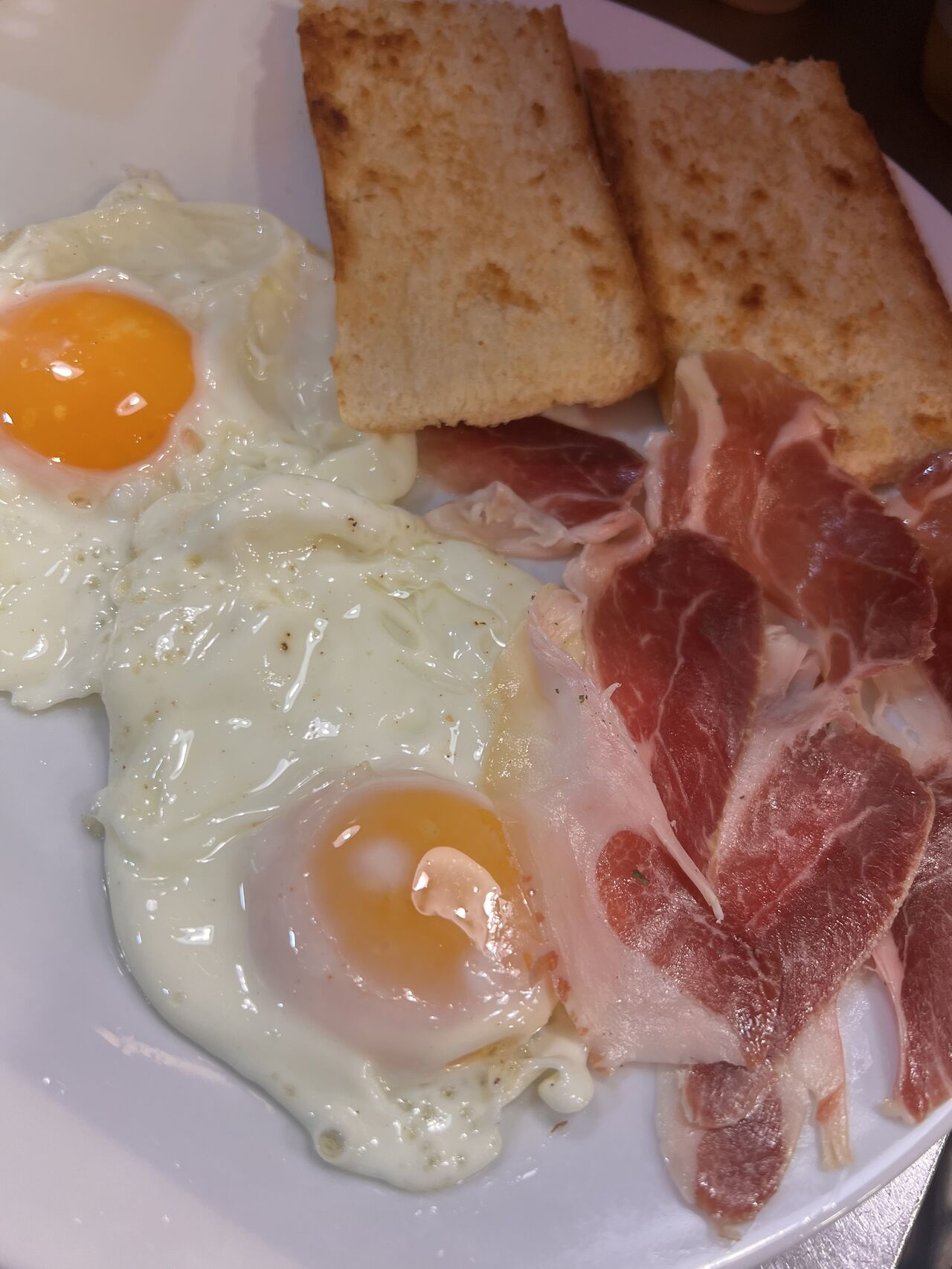 Huevos con jamón y tostadas 