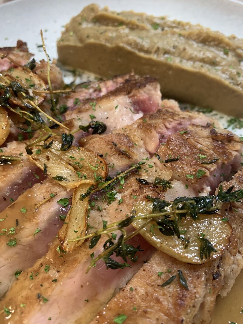 La Côte de Veau Rôtie au Thym, Jus à l’Ail Doux et Caviar d’Aubergines
