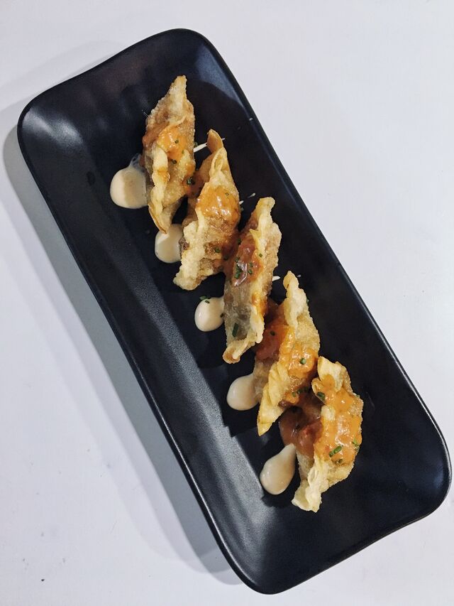 Empanadillas de conejo en salmorejo