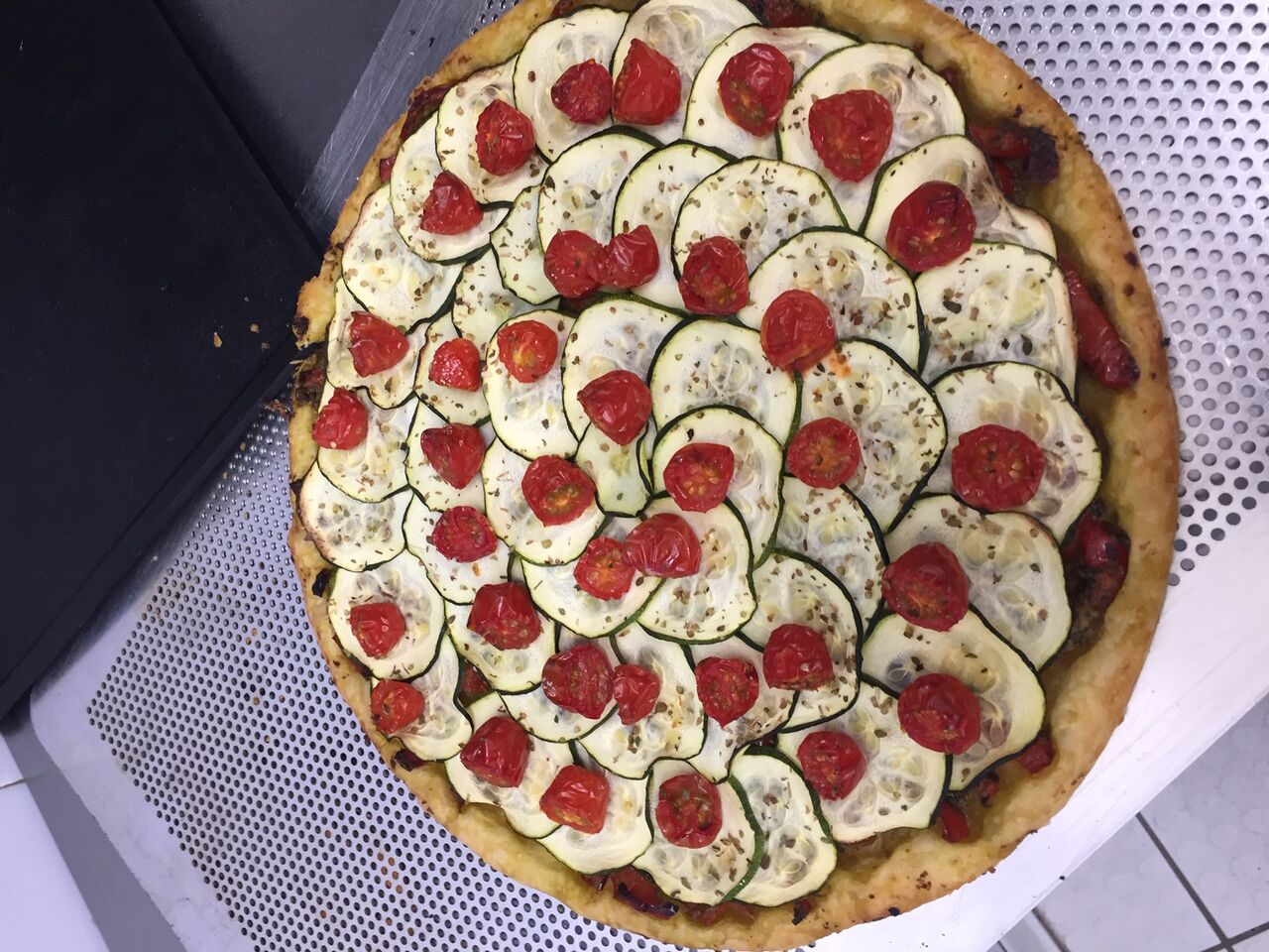 Tarte Fine du 13 mars
Pâte feuilletée, pesto, tomates confites, tomates cerises, courgettes
2.,90 € la part ou 17.00 € entière