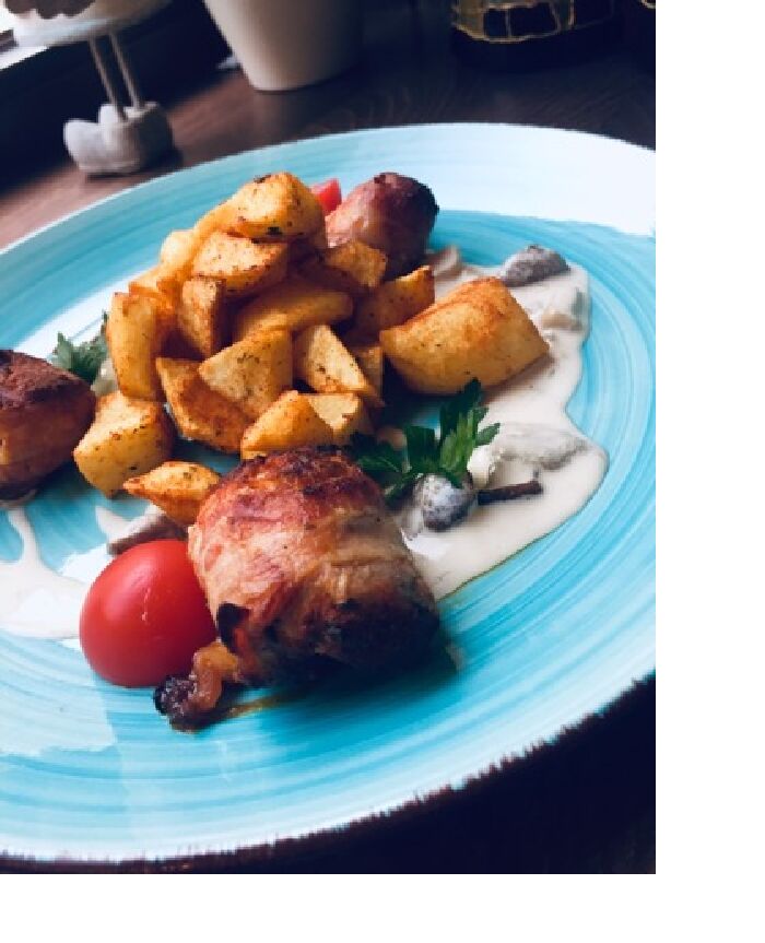 Nasz bestseller. Polędwiczki wieprzowe zawijane w wędzonym boczku na sosie borowikowym.