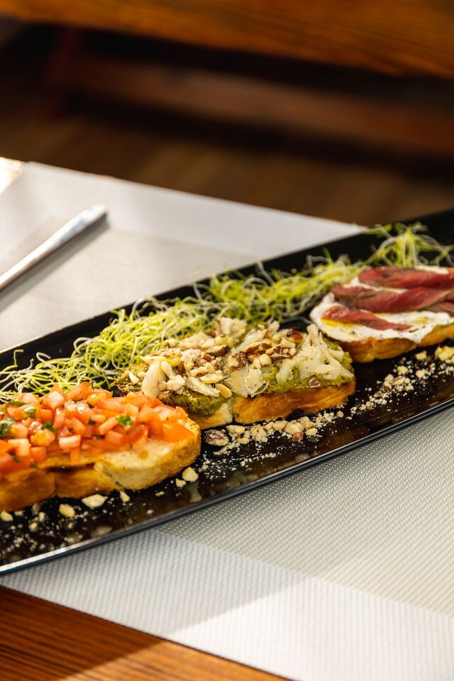 Bruschette za dobar početak ( sa rajčicama i bosiljkom/pestom i dimljenom ribom, tostiranim bademima/ross beef i crni tartuf