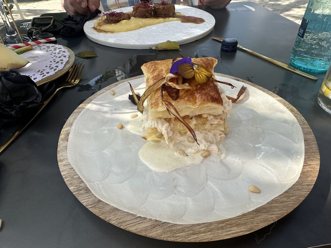 Milhoja de pollo con roquefort, pasas y piñones